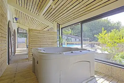 Image de Bastide du XIXe avec piscine, pétanque, salle de jeux et spa