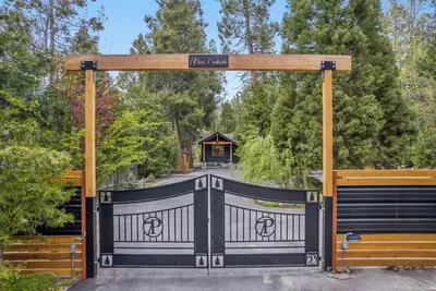Image de Absolute best location plus; Luxurious just remodeled ranch style vacation home located. 03 mile to Idyllwild shops and restaurants. <br>Listen to strawberry creek while soaking in our new 8 person jacuzzi. Completely Remodeled/Gated Modern Mountain H