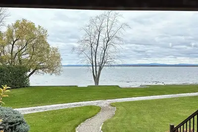 Image de Stunning lakefront estate-family friendly-private dock-large lawn-4 bedroom