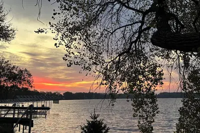 Image de Waters Edge Cabin on Big McDonald Lake-Pickleball-Bike path-swimming-fishing