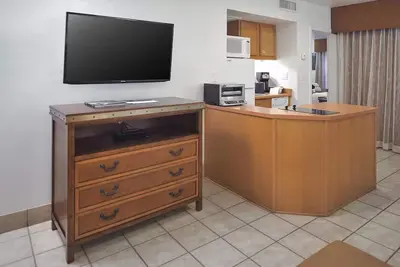 Image de Balcony Suite Stay w/ Kitchen l Close to Cathedral Rock Trailhead - 3. 9 mi