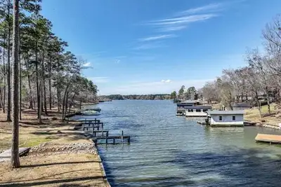 Image de Lake Life Done Right - Waterfront condo on Lake Sinclair