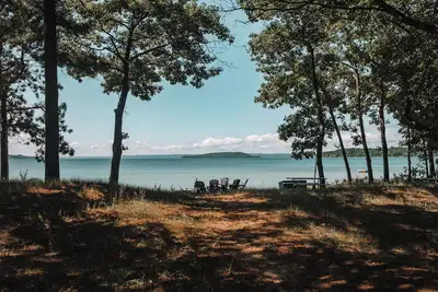 Image de Rare Gt Bayfront 2 bedroom cottage  near Traverse City on Omp -  Private Beach