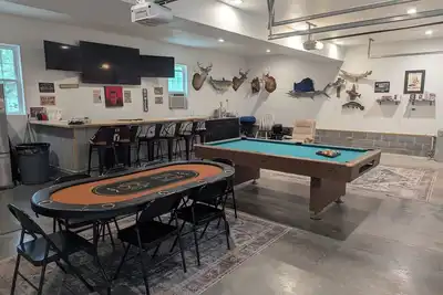 Image de Charming 3-bedroom house / Private Pool + Game Room