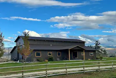 Image de Beautiful Bitterroot Barndominium