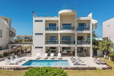 Image de Luxury Beachfront Home: Pool, Large Groups, Boat, Water Sports