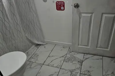 Image de Perfect 2-bedroom apartment with Ac in soothing Irvington. Spacious living room.