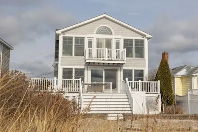 Image de Sunrise and Sunset views are gorgeous from this direct waterfront beach house.