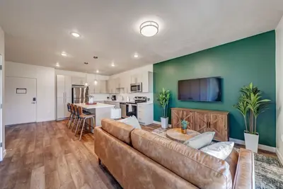 Image de Brand New 1bd Apt w/Hot Tub & Gym Access