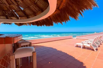 Image de Spacious, Stunning Beachfront Home | Cerca del Mar