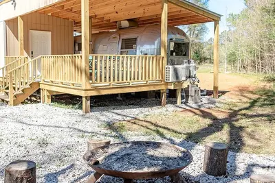 Image de Secluded airstream w/ river and bridge views, large deck, & tiny house