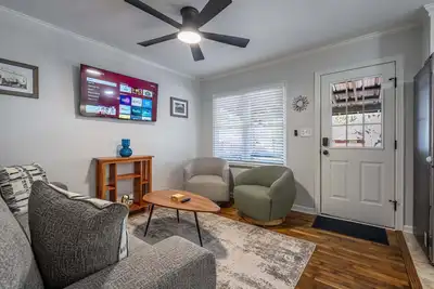 Image de Renovated Cottage Steps from Savoy Auto Museum