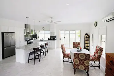 Image de Comfortable 2-Bedroom Unit with A/C, Kitchen, and Large-Screen Tv — Plus Parking