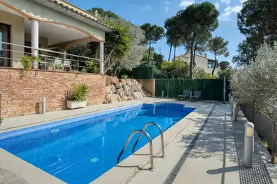 Image de Maison parfaite à Calonge : Spacieuse et lumineuse avec vue sur la piscine et la montagne 🌿🏖️