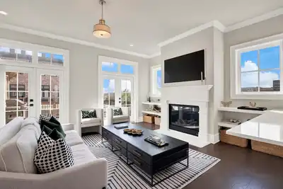 Image de Luxury Riverfront Retreat in the Eastern Wharf | Heated Pool Access