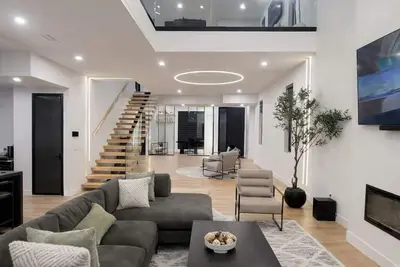 Image de Grand, Spacious Villa in the Heart of Downtown High River