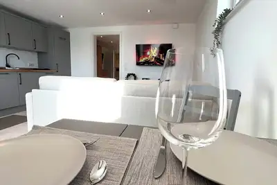 Image de New renovated! Great two-room apartment between the seas!