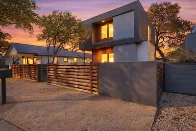 Image de Near Downtown | Modern Design + Patio + Group-Friendly | Oak Haus by AvantStay