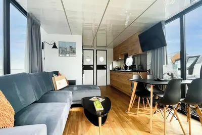 Image de Maison de bateau avec terrasse donnant sur le lac