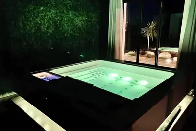 Image de La maison Spa d’alessia avec bain à remous et piscine privée, Isle sur la sorgue