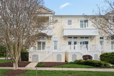 Spacious Townhouse In Amenity-Rich Community