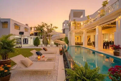 Image de Luxury 5br Villa Jomtien - Pool, Sports & Karaoke Close to the beach of pattaya