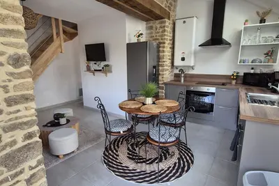 Image de Jolie petite maison en pierre en campagne