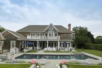 Image de Classic Southampton Home, Pool, Great for Families or Friends, Endless. . .