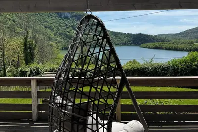Image de Chalet pour 6 dans un écrin de verdure en face de l'Ile Chambod