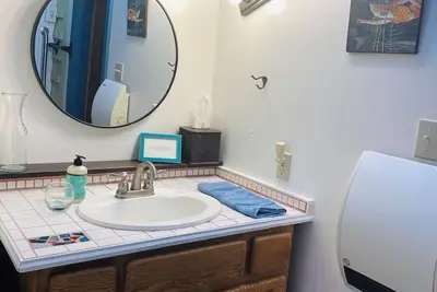 Image de Artful and private cabin in Homer- 1 Br, close to town, sleeps four