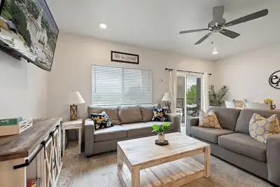 Image de Miss Snow Butterfly. Walk to campus only. 9 mi. Easy handycap access