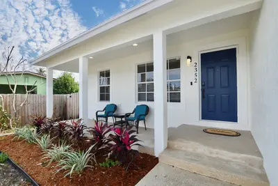 Oasis on Monroe • Pet Friendly • Fenced in Yard•