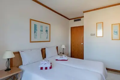 Image de Comfort and Convenience! Spacious and Fully-furnished 1br Close to Oura Beach!