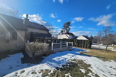 Image de Executive Suite with Kitchen, Bath & Parking