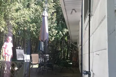 Image de Cozy Southampton Cottage • Walk to Beach • 3br • Firepit & Deck