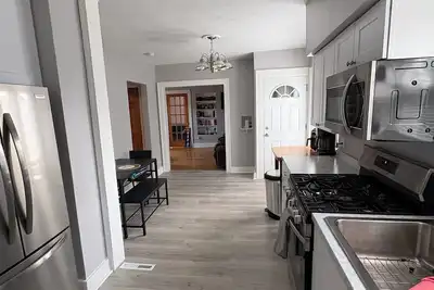 Image de Nfl Draft Stay-5 Miles to Acrisure Stadium+Steps from the T: 2-bedroom Apartment