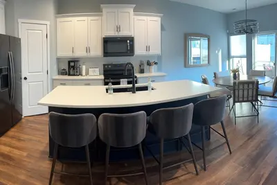 Image de Stylish 4‑Bedroom Townhome with Hot Tub in Quiet Waterloo Neighborhood