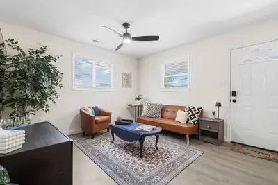 Image de 4 Min Drive Downtown - 7 Min Walk to Golden Belt