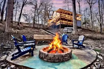 Image de Decked Out Lake View & Access, Hot Tub & Kayaks