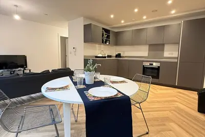 Image de Luxury 2 Bed 2 Bath City Centre -5 Min from Utilitia Arena!