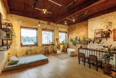 Image de The Artist Raw Brick Studio | 2br -  1 Sofa Bed - 5 mins to Bui Vien