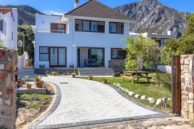 Image de 144 on 10th | Spacious Coastal Retreat | Ocean & Mountain Views