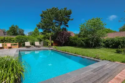 Image de Villa avec piscine et animaux accueillis - centre-ville