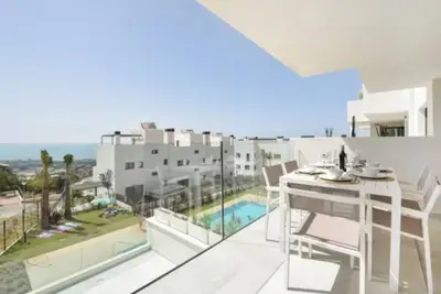 Image de Luxe Absolu : Appartement Vue Mer avec Piscine