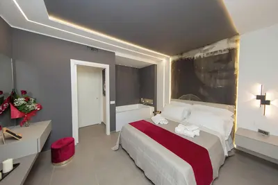 Image de Suite 20five, Romantic Suite with In-Room Jacuzzi Hot Tub.