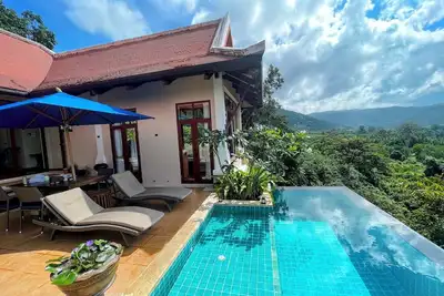 Image de Villa BlueBell Luxury avec piscine privée · Vue sur l'océan et la montagne