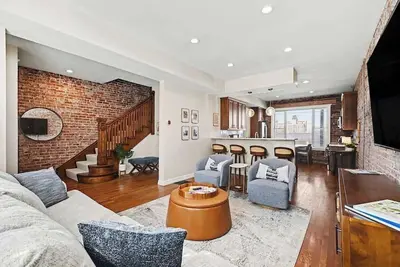 Image de Heartland Haven Brownstone / Brick Charm - Midtown