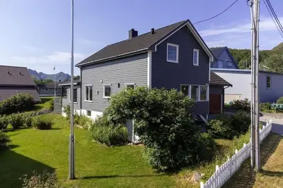 Image de Moderne perle på Myre med boblebad og fjellutsikt