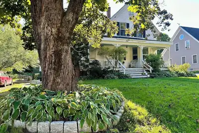 Image de Walking distance to downtown, 3-bedroom vintage cottage w/breezy front porch