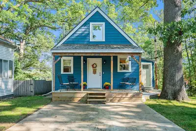 Image de Dogs Stay Free! Updated 3-bedroom lakefront cottage in South Bend with Dock!